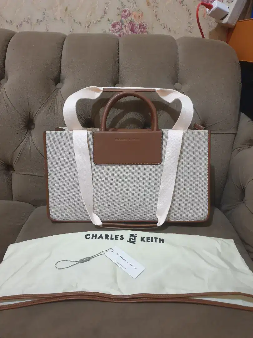 Like new .authentic tas wanita .tote bag charles & keith