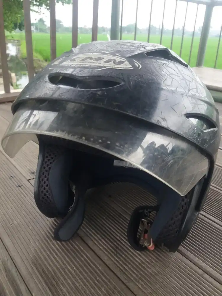 Helm KMN warna hitam