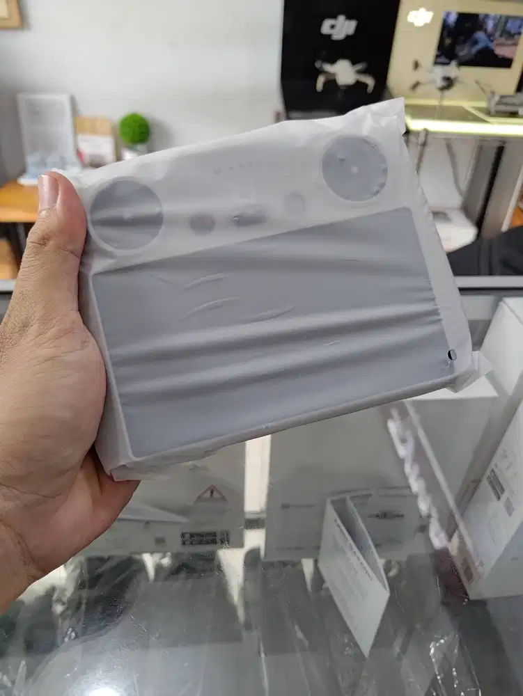 DJI RC - Remote Control | 390g Lightweight Body | 5.5-inch FHD Display