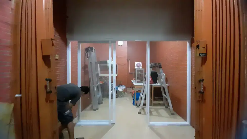 Pembatas ruangan kaca