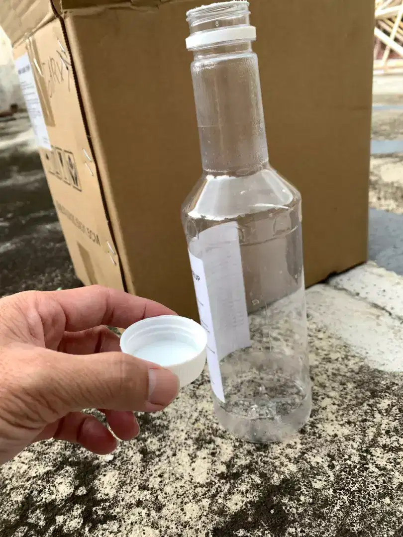 Botol plastik bekas bening tutup