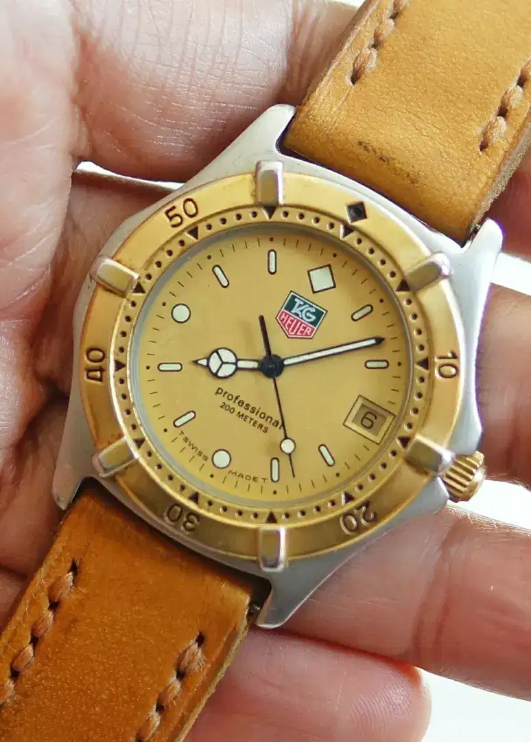 jam tangan klasik legendaris
Tag Heuer 2000 two tone