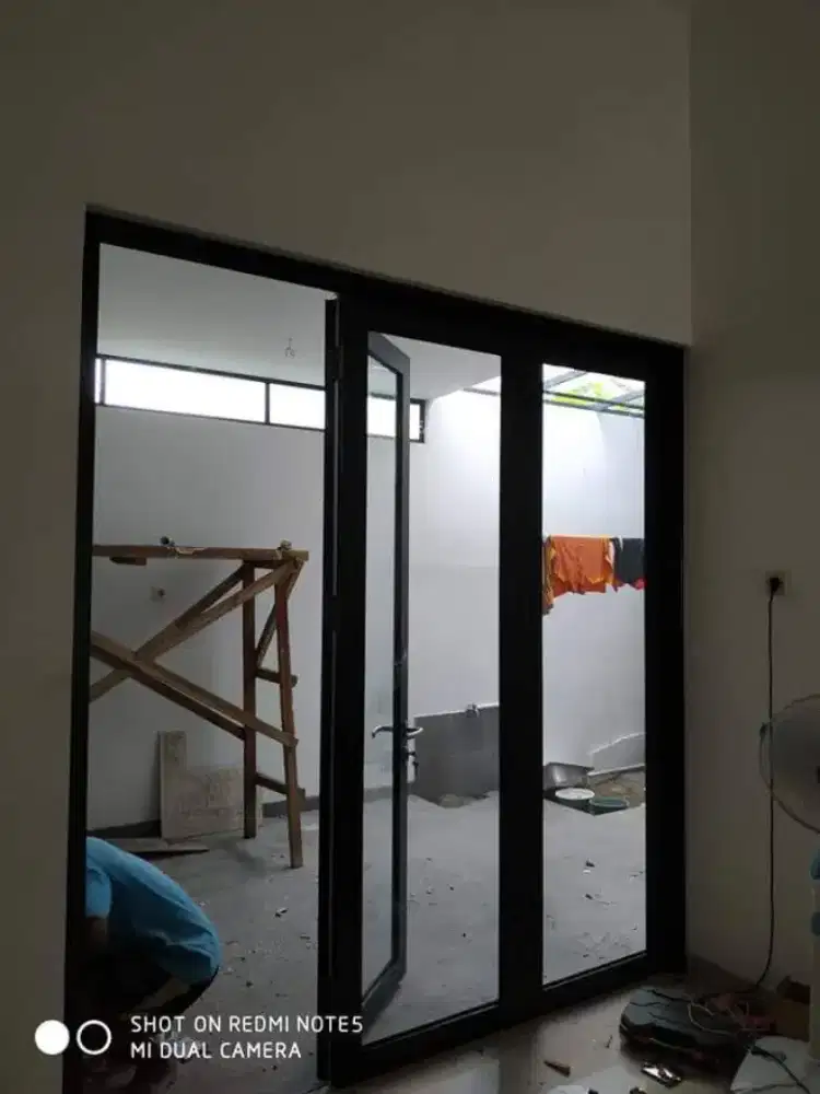 Tempahan pintu kaca dan jendela aluminium