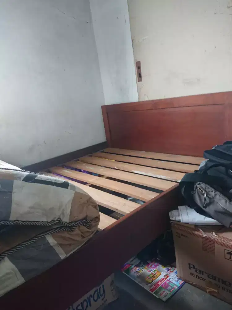 Ranjang kayu jati lama.