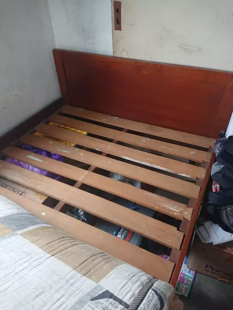 Ranjang kayu jati solid.