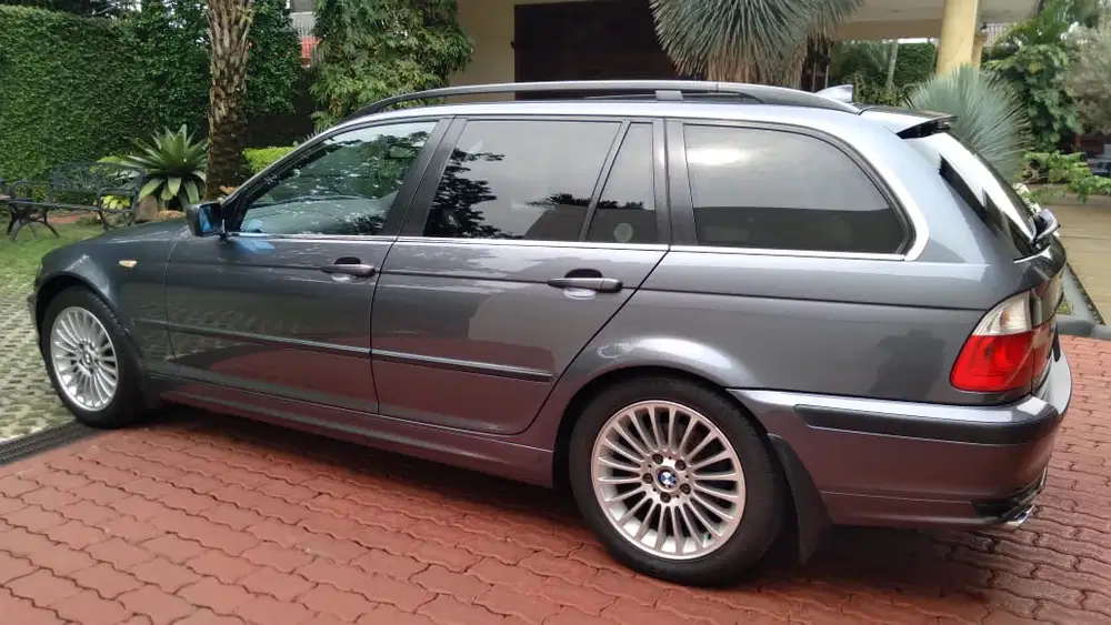 BMW 325i Stationwagon 2002 - Mint Condition - Mobil Bekas - 915058101