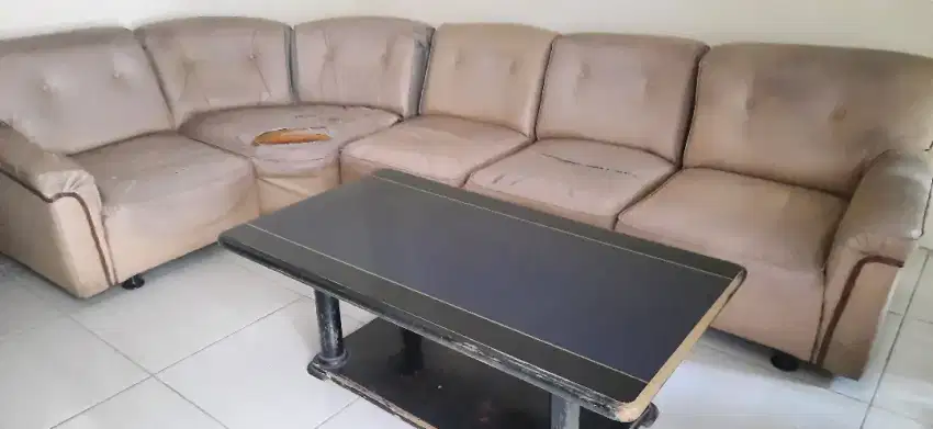Satu set sofa tamu berikut meja