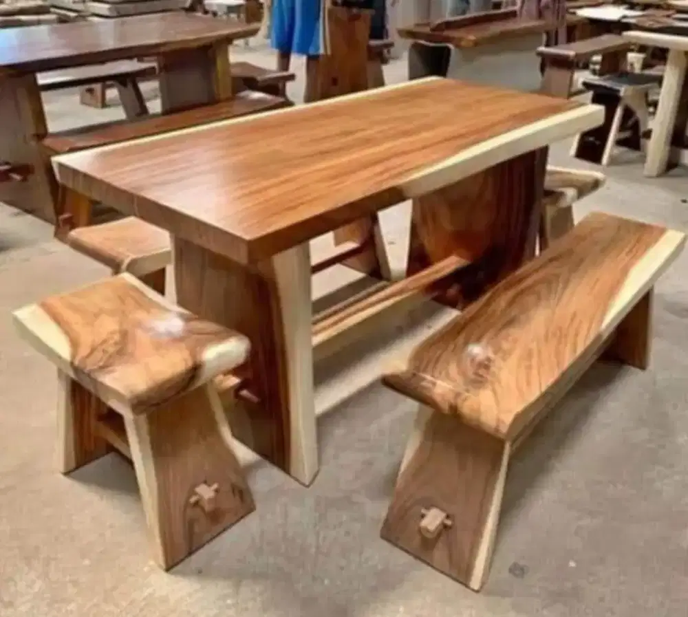 Set meja cafe kayu trembesi solid.