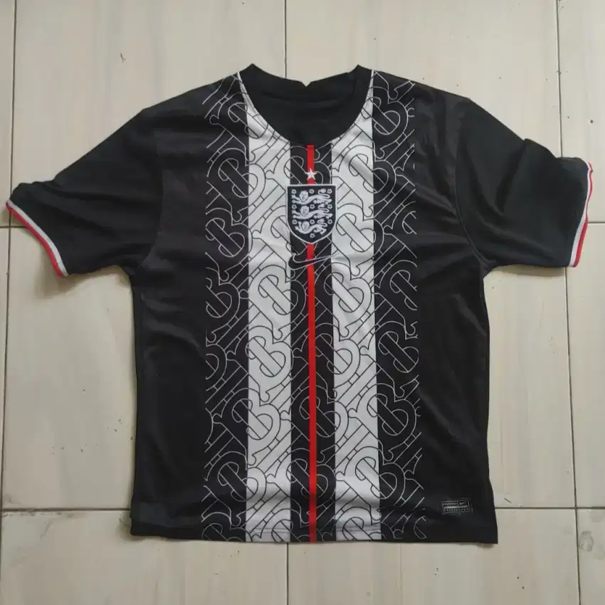 Kaos olah raga hitam