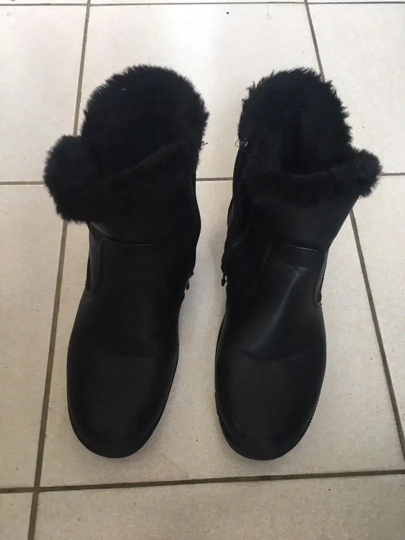 Sepatu boots wanita