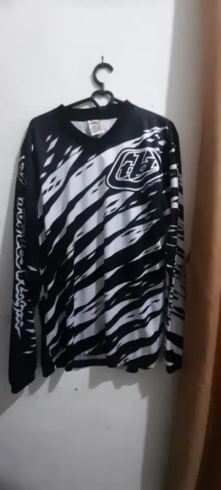 Jersi fans sport ukuran L.