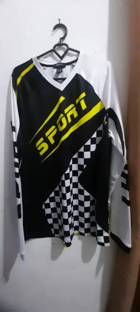 Jersi sport forever 21. Masih baru. Ukuran M/L