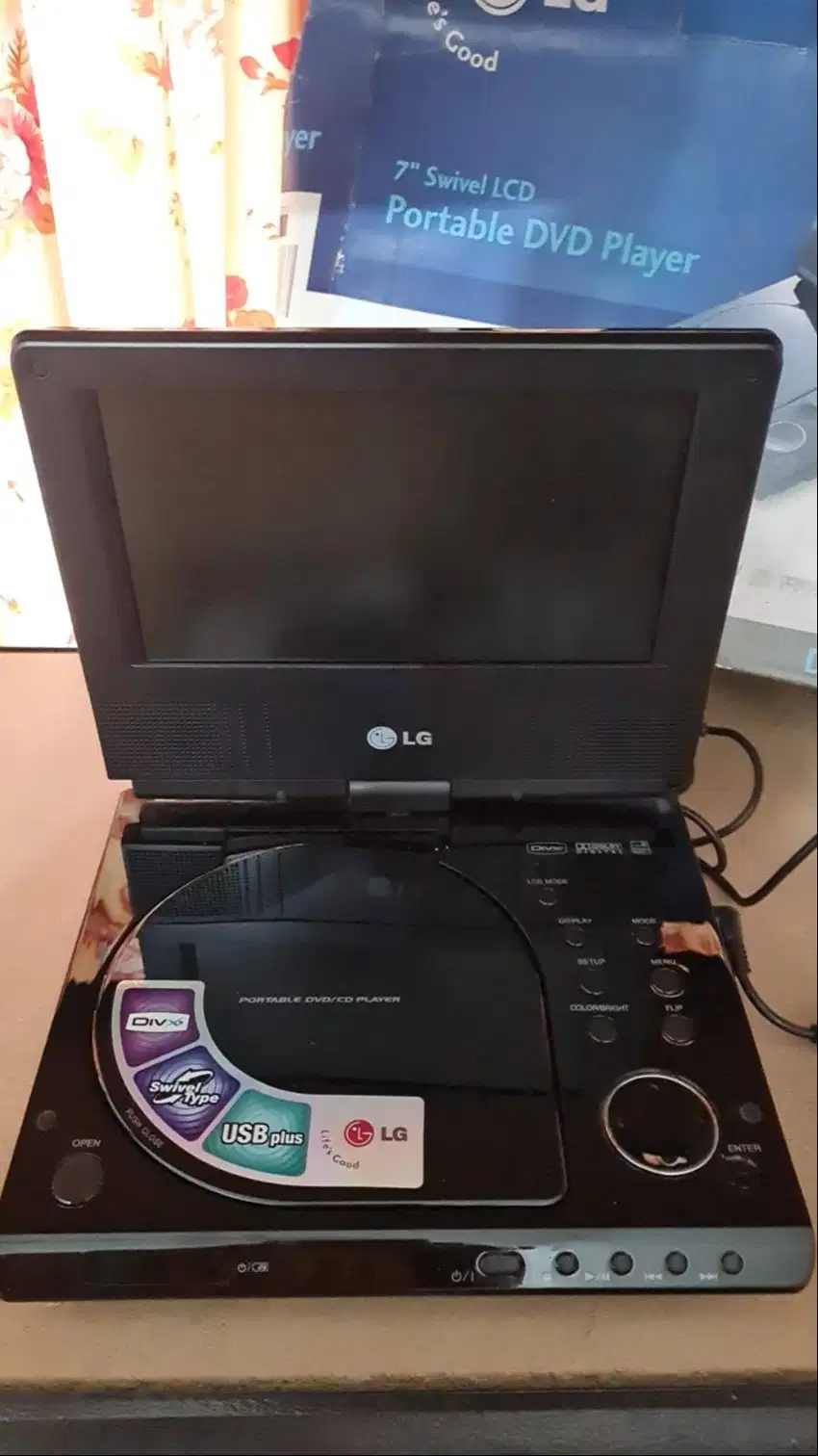 LG 7 Swivel LCD Portable DVD Player Model DP271B (Bekas)