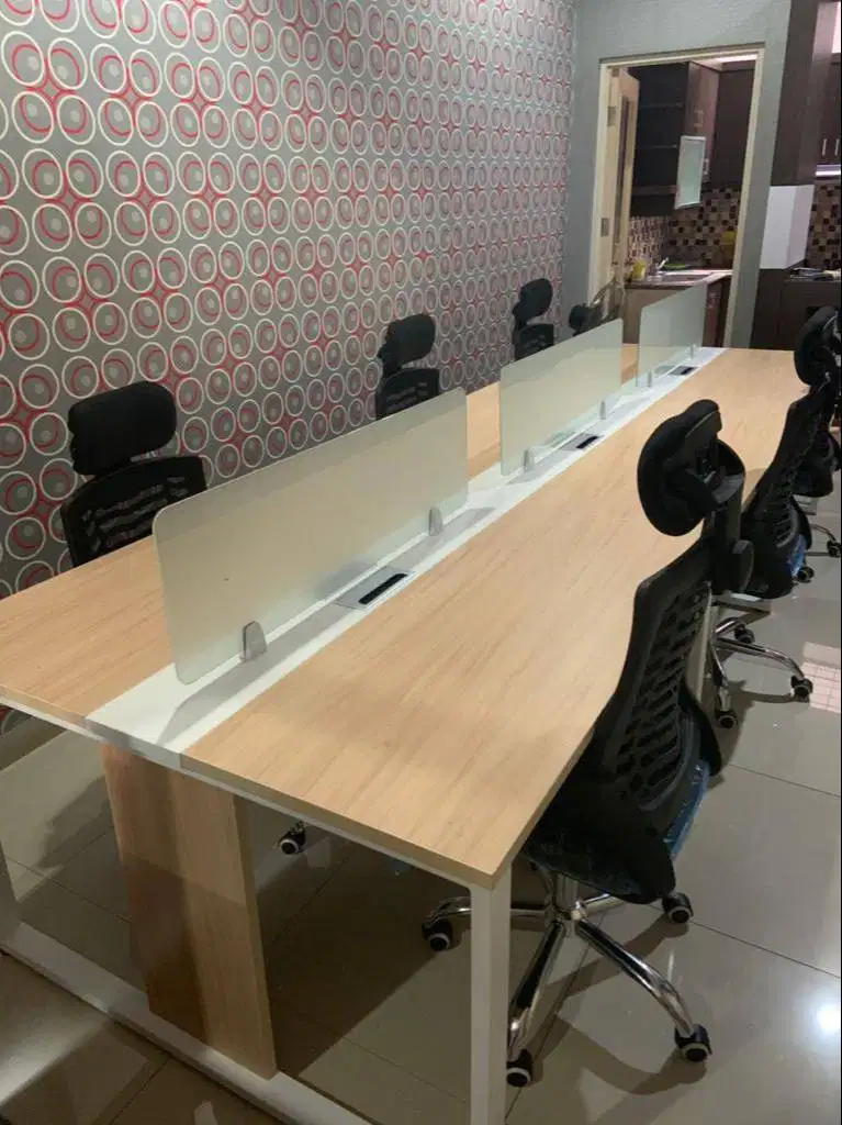 meja kantor uno partisi 6 orang dengan sekat kaca kaki metal