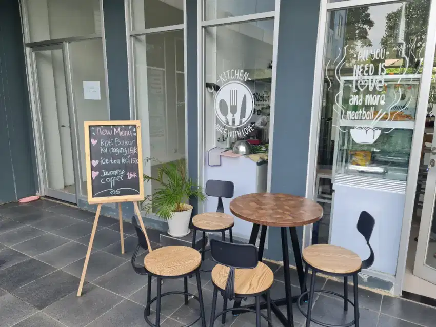 Cafe cantik dipen kolam renang