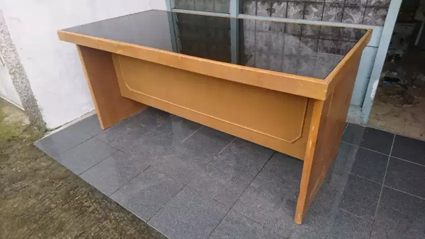 Meja kantor lapisan kaca