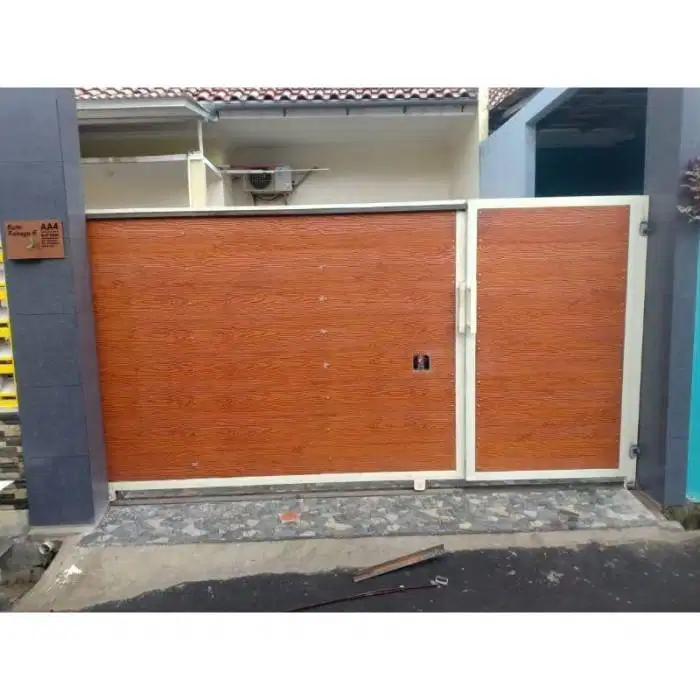 Pagar pintu gerbang bahan woodplank GRC motif kayu terbaru minimalis h
