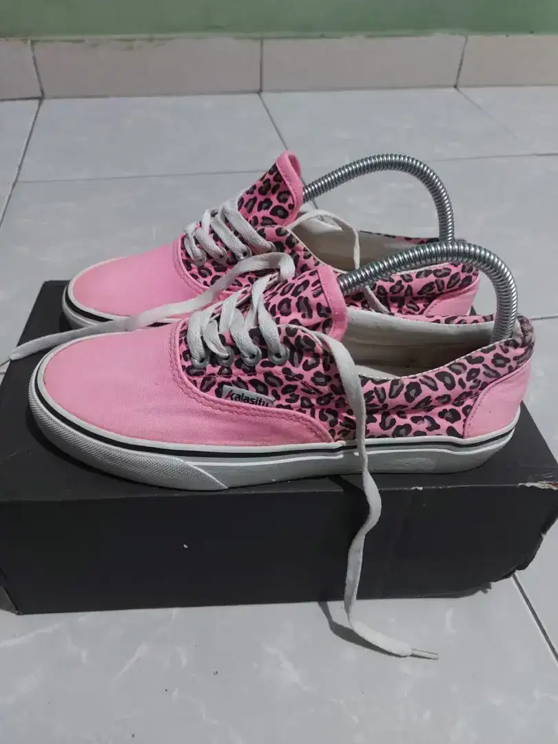 Sepatu kasual kalasitu pink