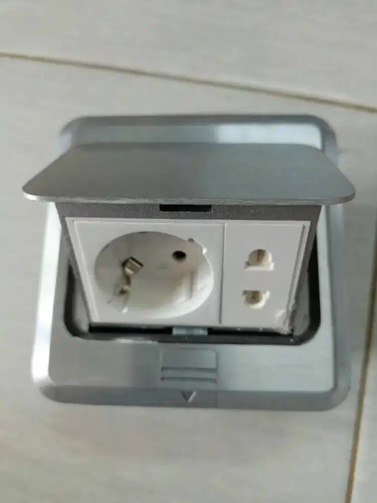 Stop kontak tanam untuk lantai