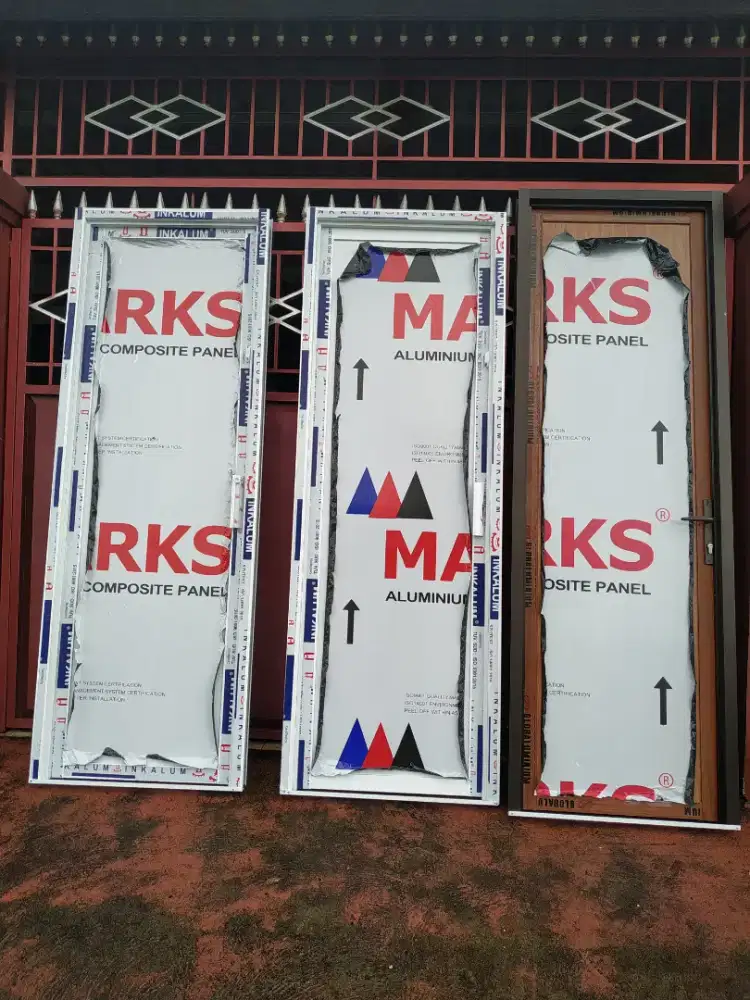 Pintu kamar mandi