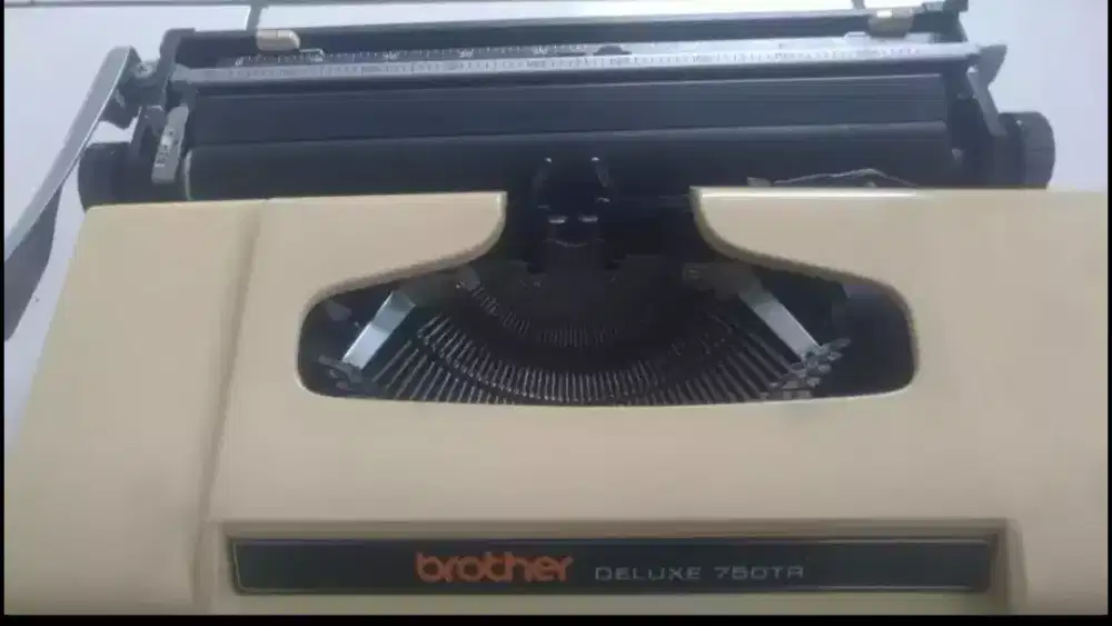 Mesin tik merk Brother Deluxe 750TR