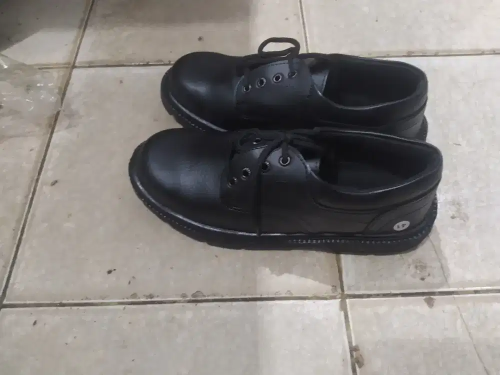 Sepatu safety (safety shoes) buat kerja