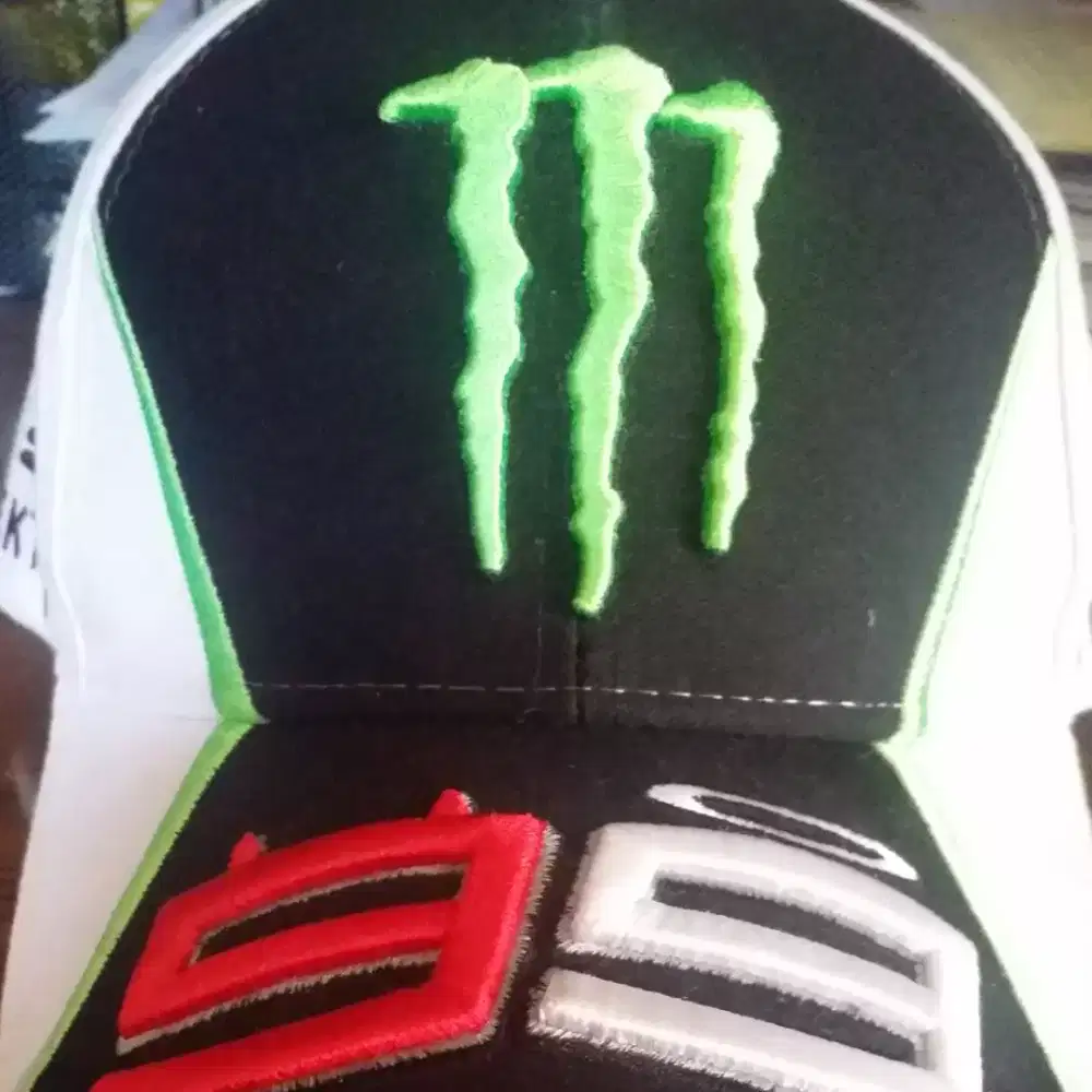 Uniqlo aksesoris topi motogp peci ducati