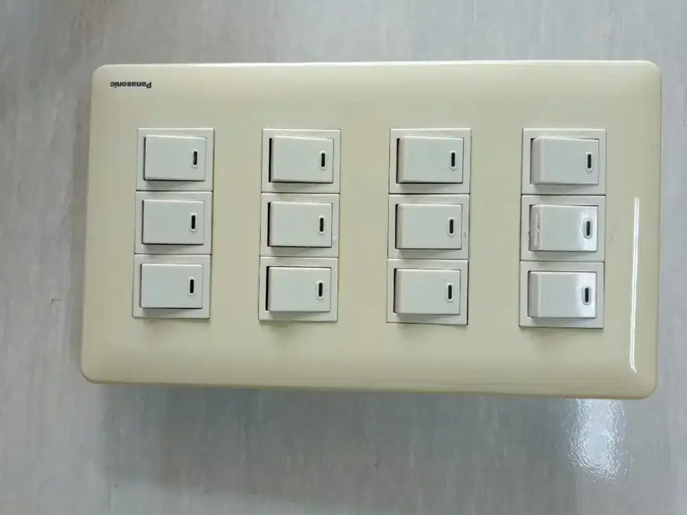 Saklar 12 gang. 12 tombol merk panasonic