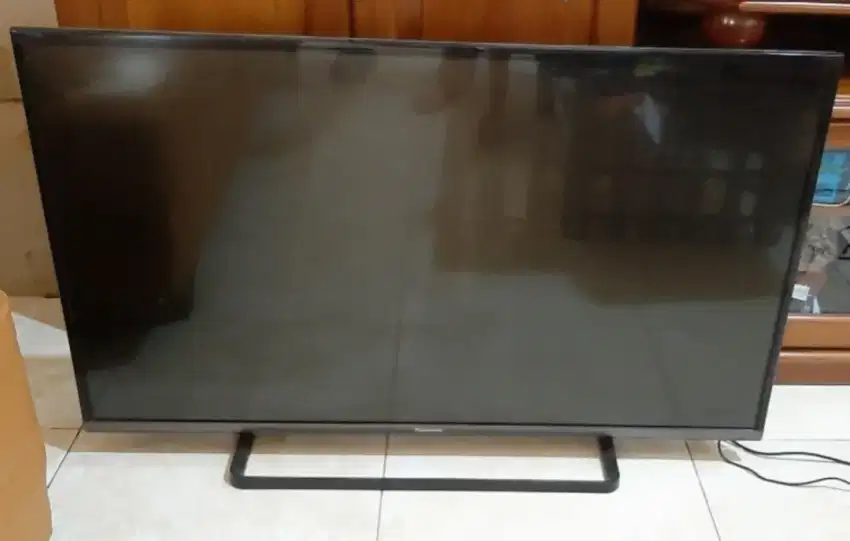 Panasonic Smart TV 42 inch LCD (keadaan mati)