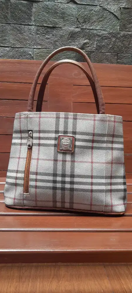 Tas model tote kecil