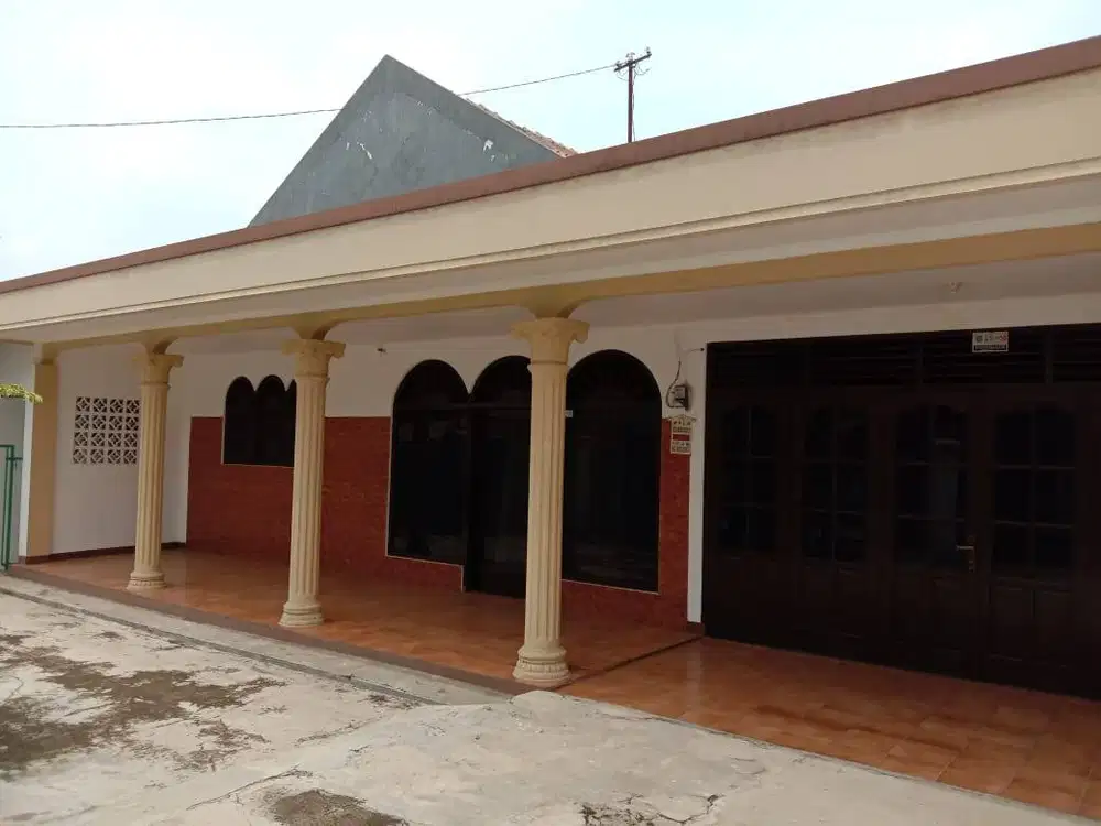 Dijual rumah beserta kontrakannya