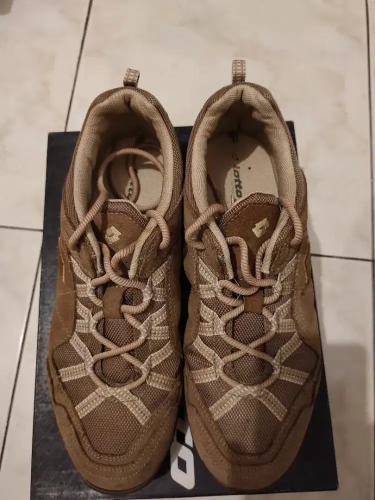 Sepatu kasual pria lotto