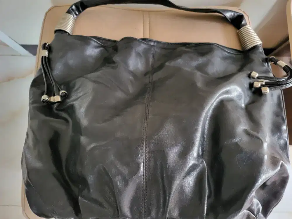 Tas kulit hitam tali bahu