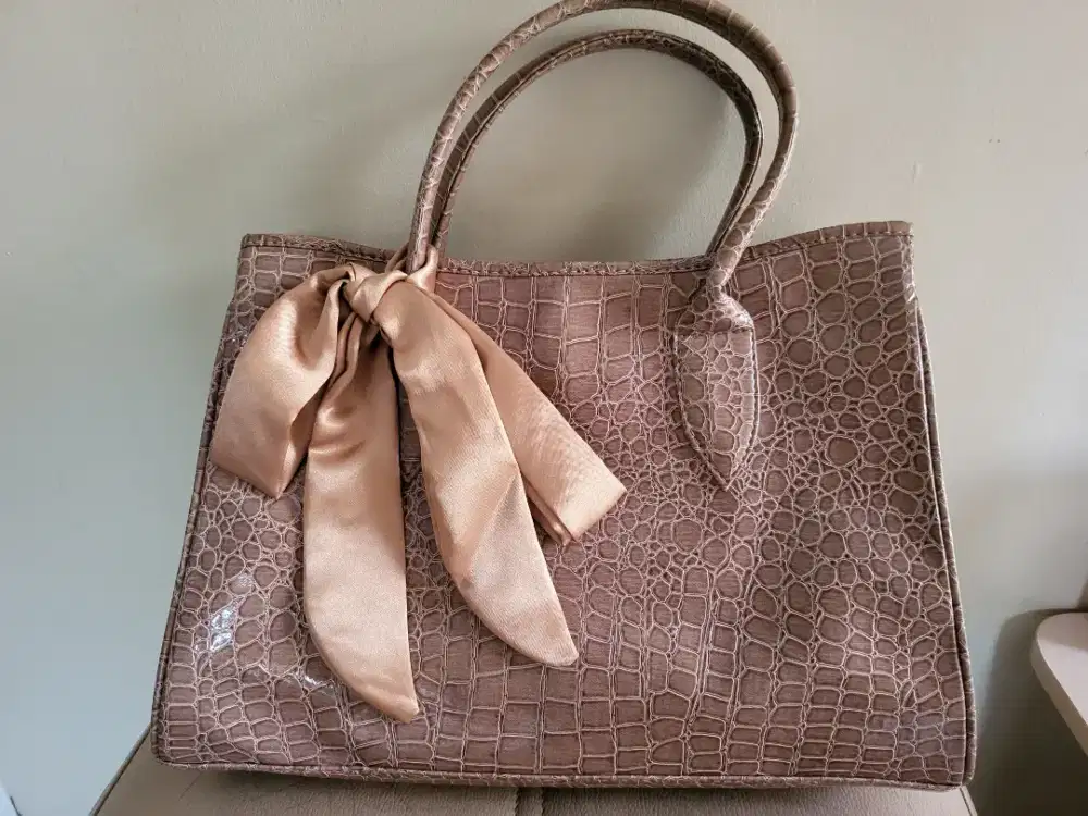 Tas kulit coklat motif dengan pita