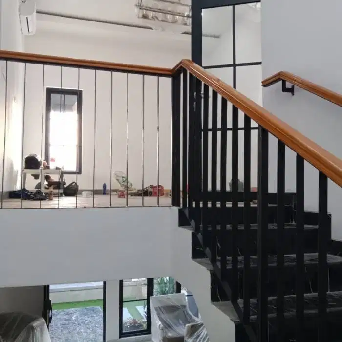 reling minimlis pegangan kayu