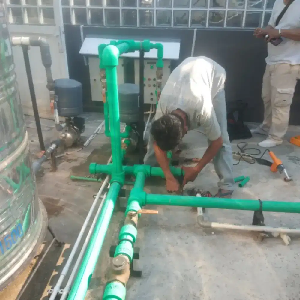 Tukang pipa ledeng / instalasi listrik / pompa air / renovasi rumah.