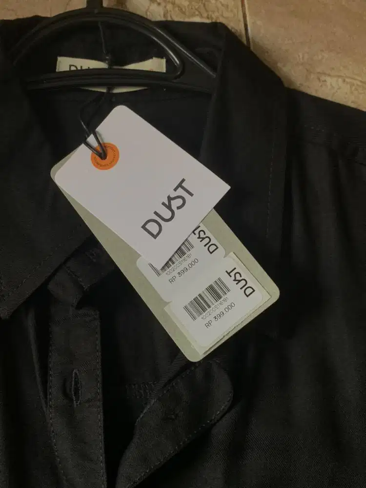 KEMEJA HITAM DUST