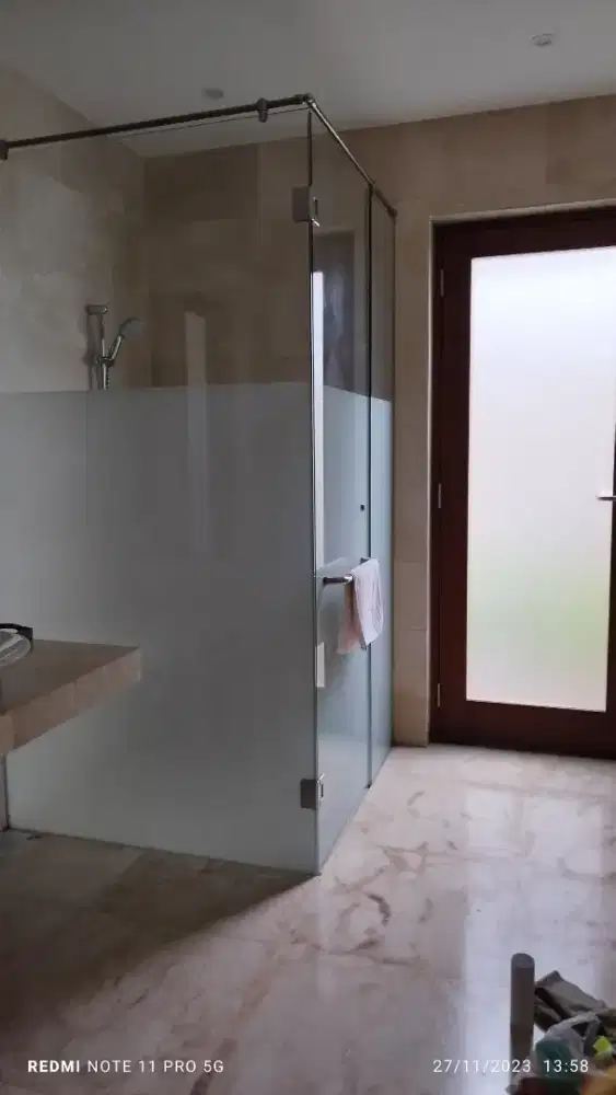 Ada banyak motif wallpaper serta sanblas stiker kacafilm langsung call