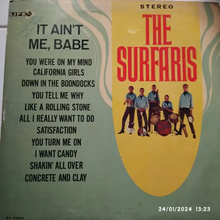 PIRINGAN HITAM VINYL..THE SURFARIS album it ain't me, babe