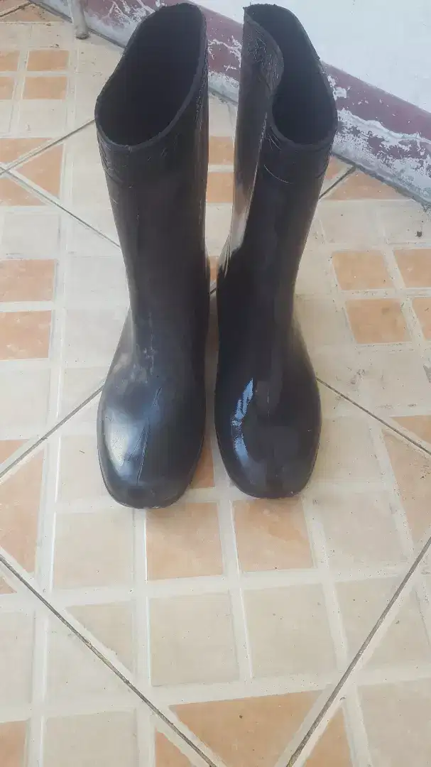 di jual sepatu boots , nego sampai laku terjual!!!