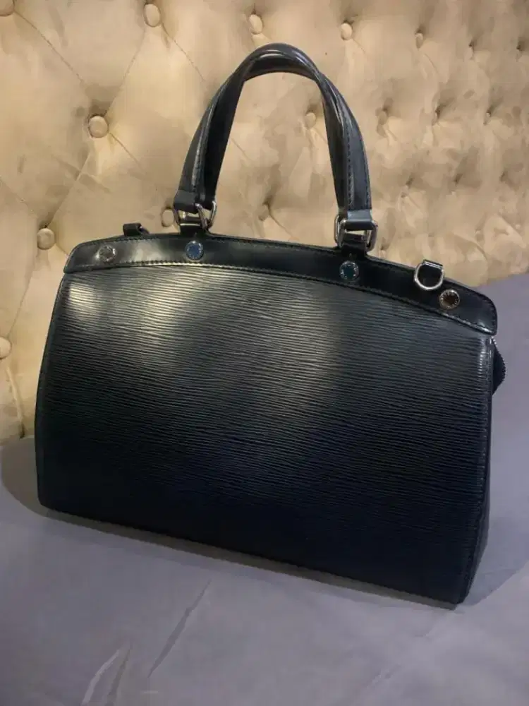 Jual tas asli  brand Louis Vuitton (LV), kondisi mulus dan lengkap
