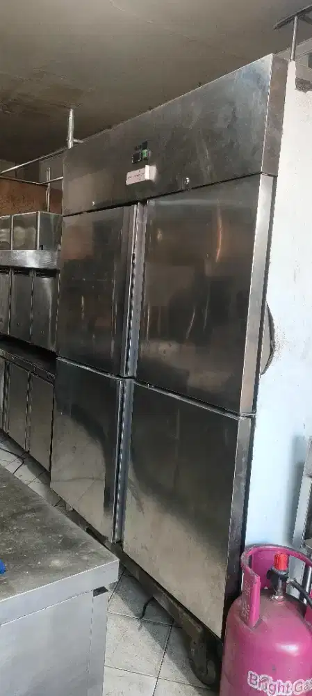 Di jual upreght freezer 4 pintu merek master coll