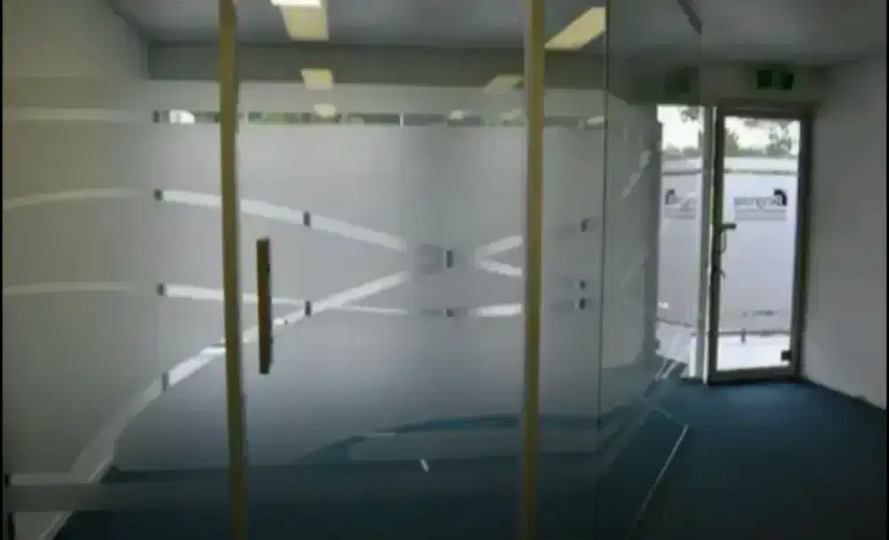 Interior custom untuk kaca ruang kantor stiker sanblas kaca film