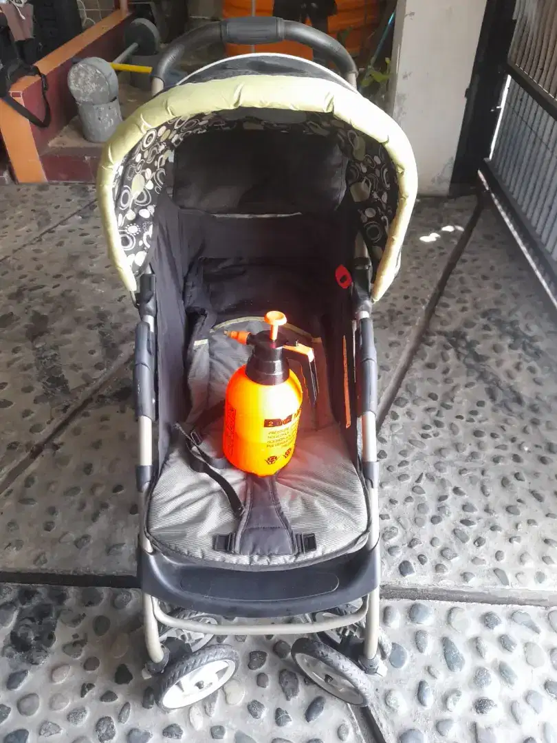 Cuci stroller di tempat