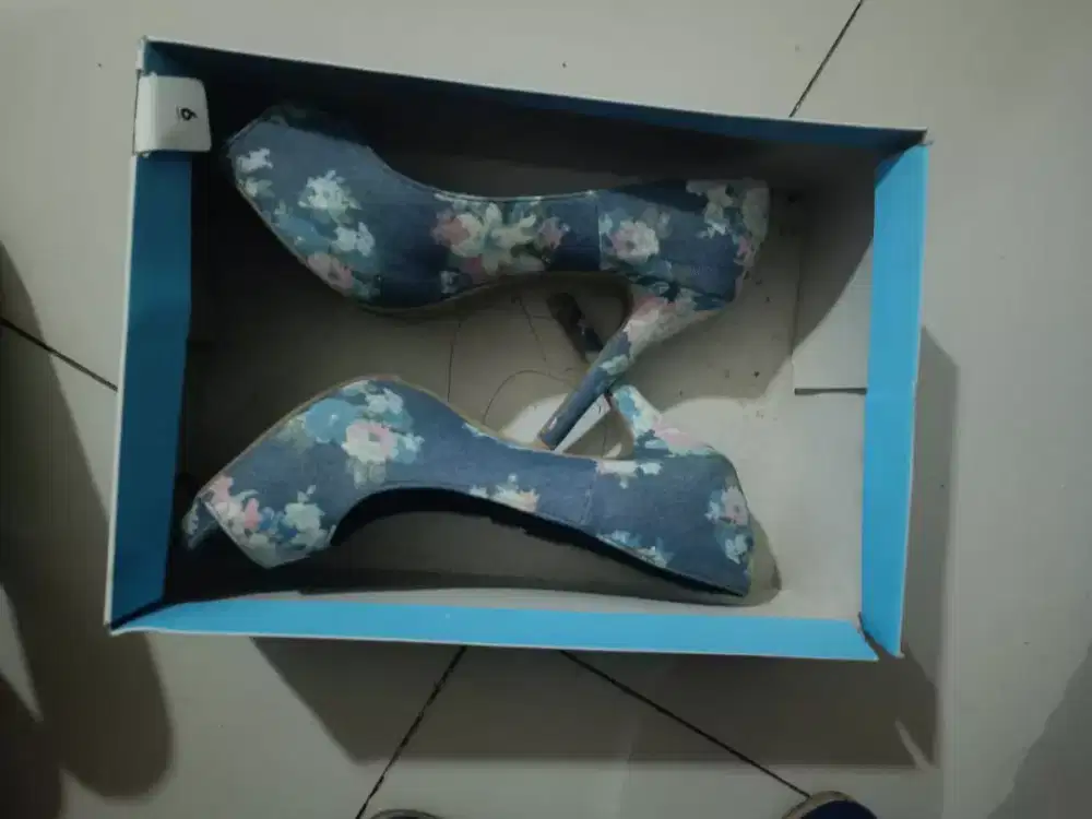 Sepatu higheels perempuan
