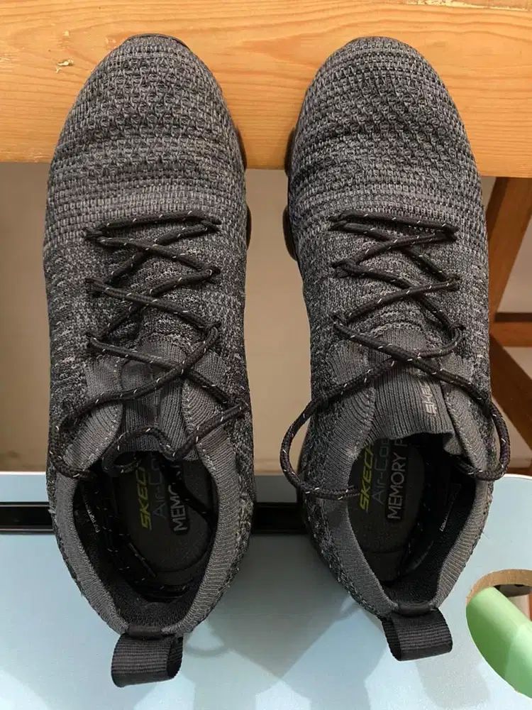 preloved sepatu pria SKECHERS original - size 39.5