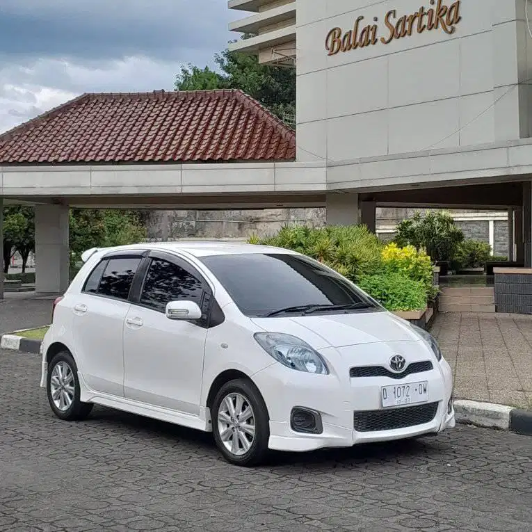 Tdp Juta Toyota Yaris E Matic Tahun Facelift Istimewa Mobil Bekas