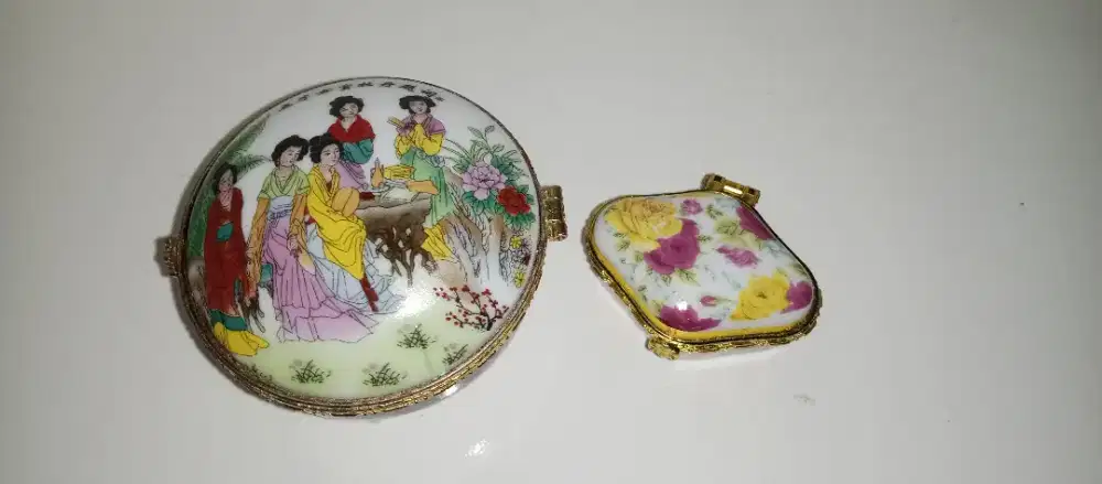 Tempat perhiasan emas jadul