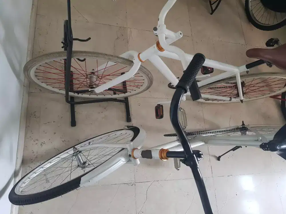 Jual salah satu sepeda putih metalik