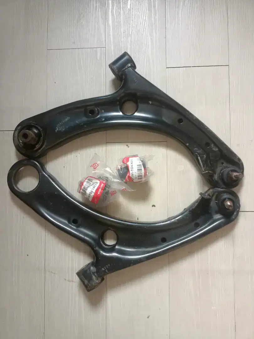 Dijual Lower Arm Honda Mobilio Oem + 2 Bush Arm baru. 200rb net